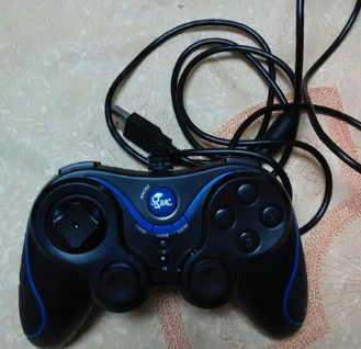 闲置有线游戏手柄便宜出